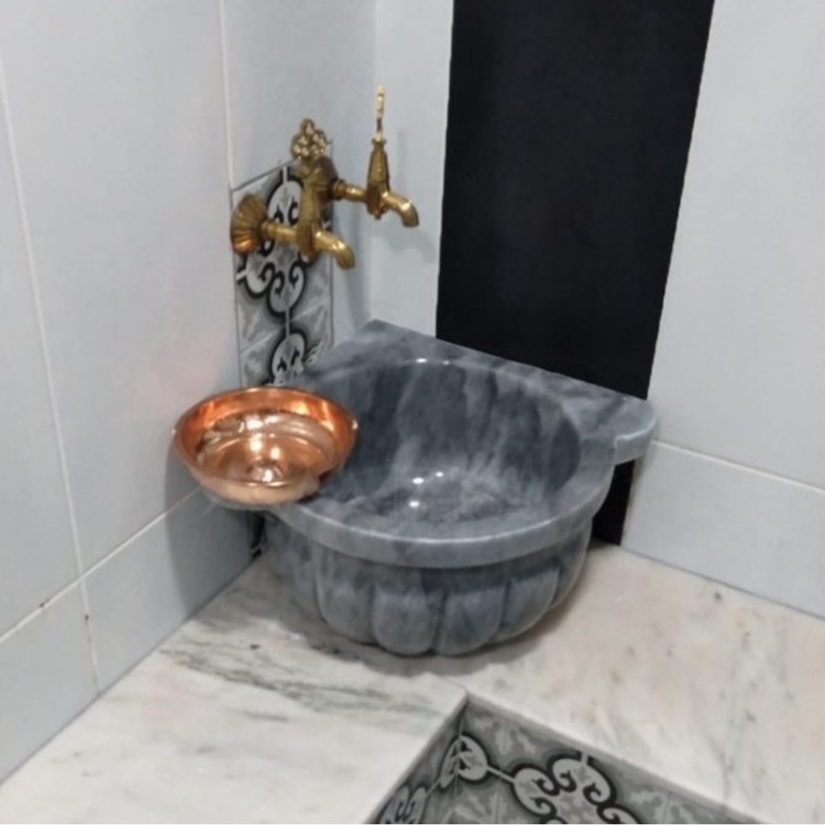 Dark Grey Melon-Sliced Marble Corner Basin